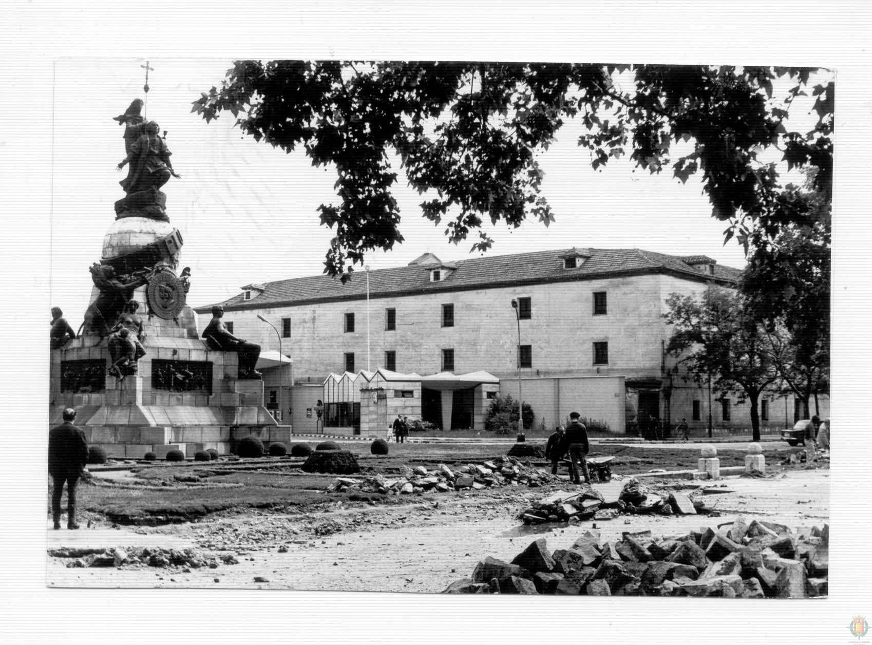 Obras de pavimentación en el entorno del monumento a Colón en 1969.