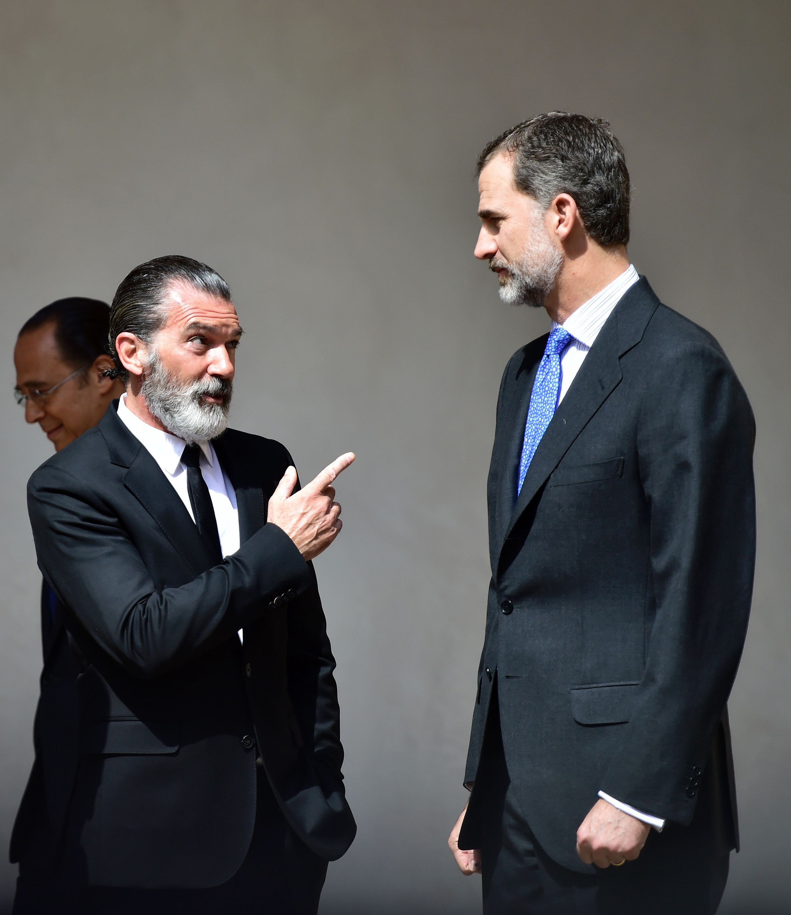 El actor Antonio Banderas charla con el rey Felipe VI en el premio Camino Real en 2017.