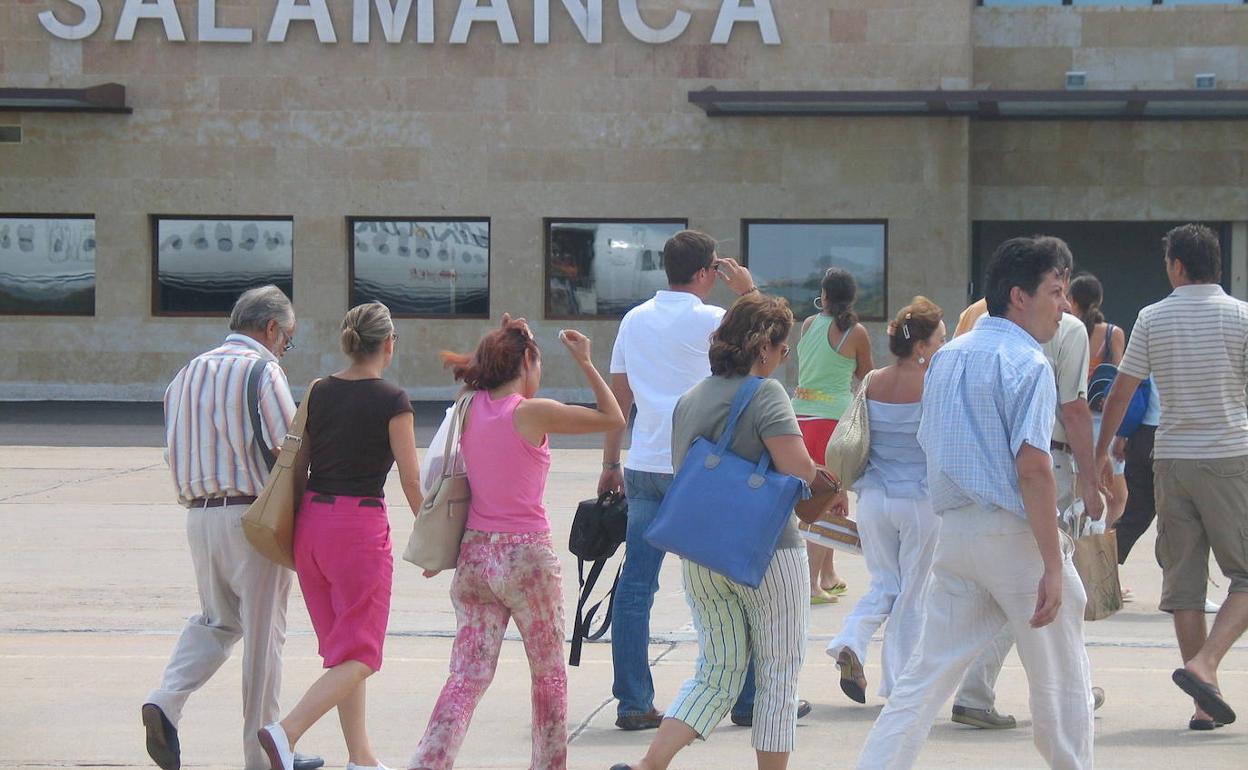 Viajeros recién llegados a Matacán. 