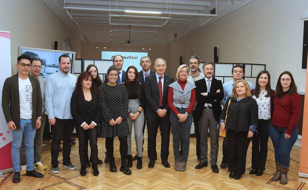 Algunos de los galardonados con las becas Prometeo posan con el vicerrector de Investigación, Óscar Martínez, el secretario general de Educación, Jesús Hurtado, el rector, Antonio Largo, la viceconsejera de Universidades, Pilar Garcés, y el gerente de Fuescyl, Salvador Mulero. 