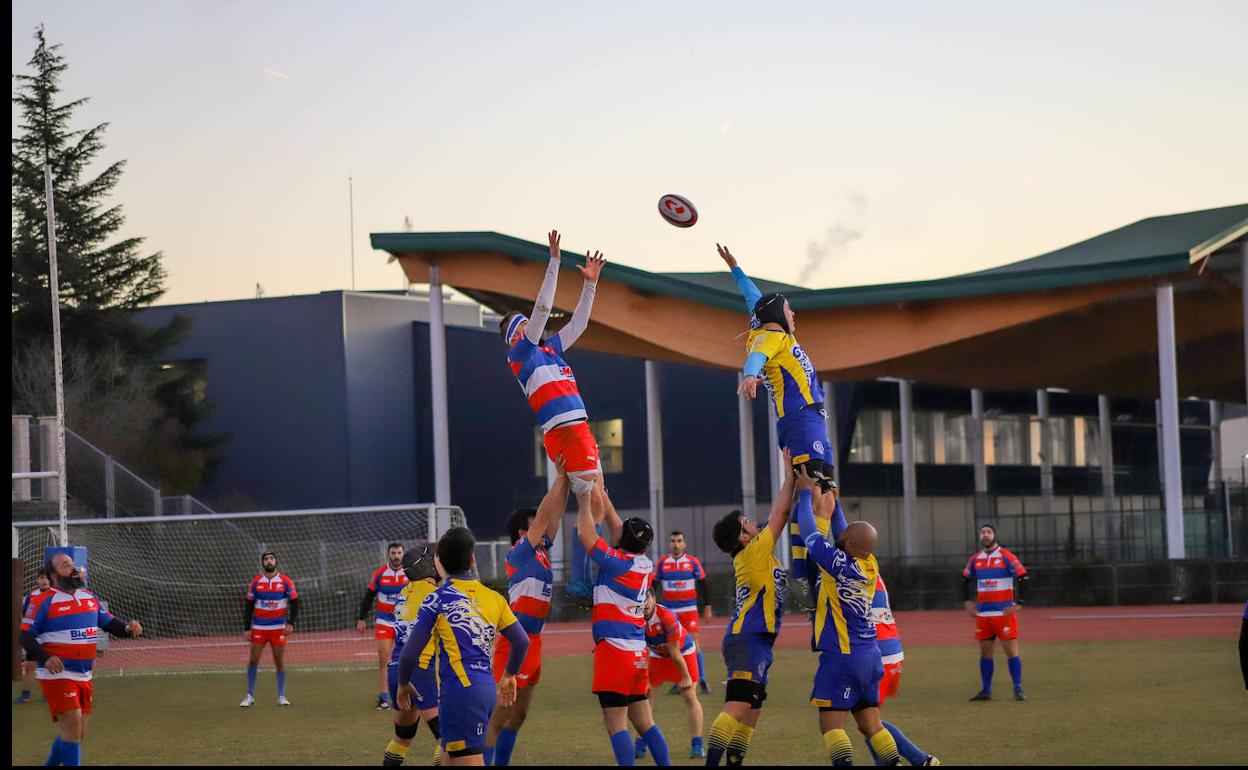 Momento de una touch durante el encuentro del BigMat Tabanera Lobos..