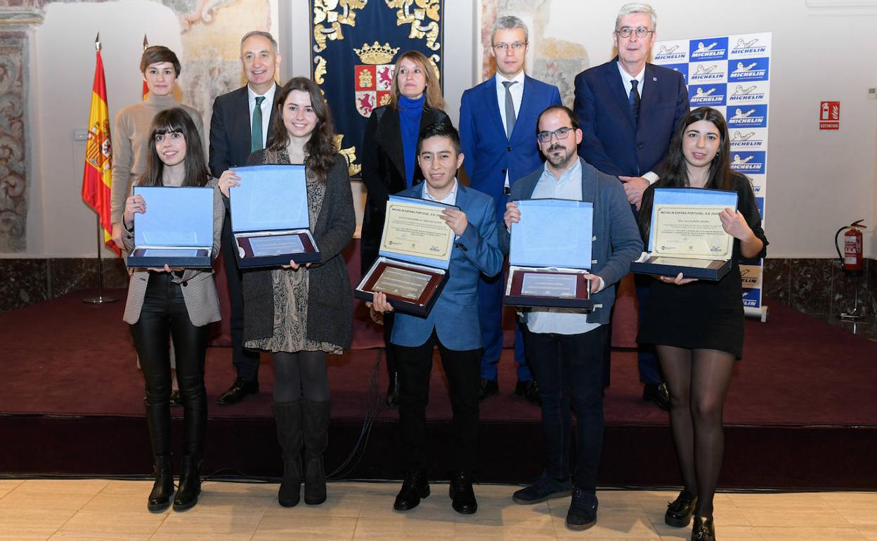 Silvia Garoz (directora de Personal de Michelin Valladolid), Antonio Largo (rector de la UVA),Rocío Lucas (consejera de Educación), Bruno Arias (director de MichelinValladolid) y Jesús Pisano, director de la Escuela de Ingenierías Industriales, con los galardonados, Estefanía Rodríguez, Victoria Álvarez, AlejandroÁlvarez, RufinoBarco y Ana Martín.