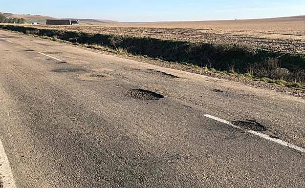 Imagen principal - Estado actual de la carretera VA-610 que une las localidades de Castronuño y Pollos. 