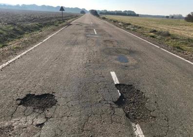 Imagen secundaria 1 - Estado actual de la carretera VA-610 que une las localidades de Castronuño y Pollos. 