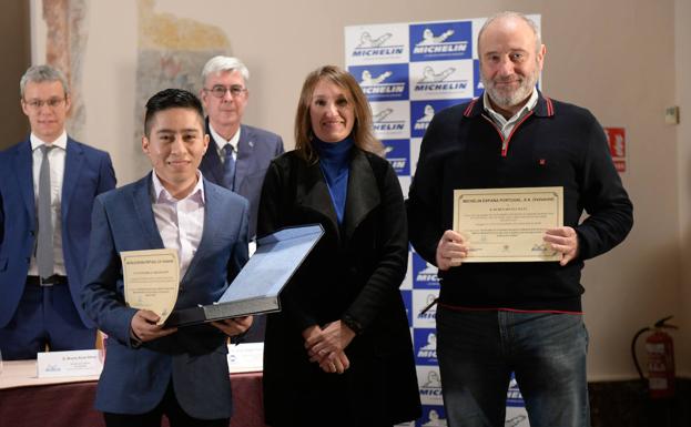 Iván Alejandro Álvarez, con Rocío Lucas, consejera de Educación, y su tutor, Rubén Irusta. 