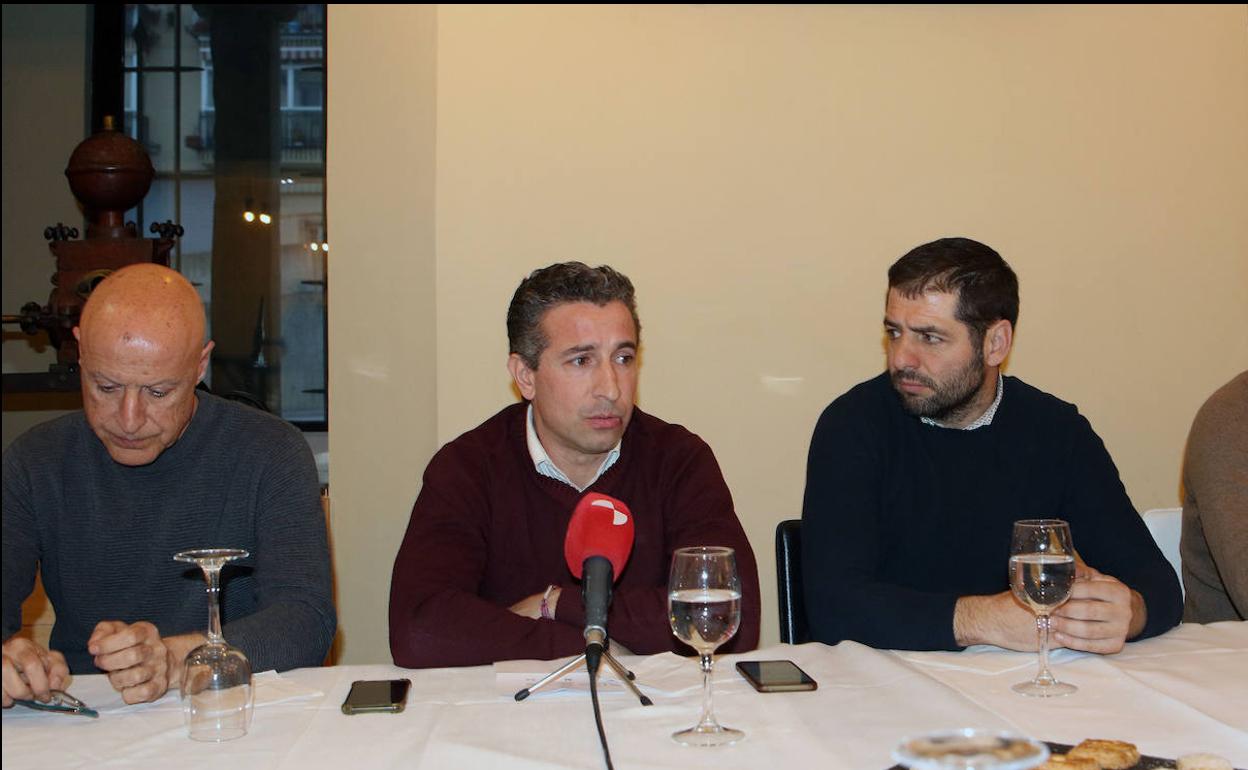 El presidente Agustín Cuenca, en el centro, acompañado por algunos de los directivos del club.