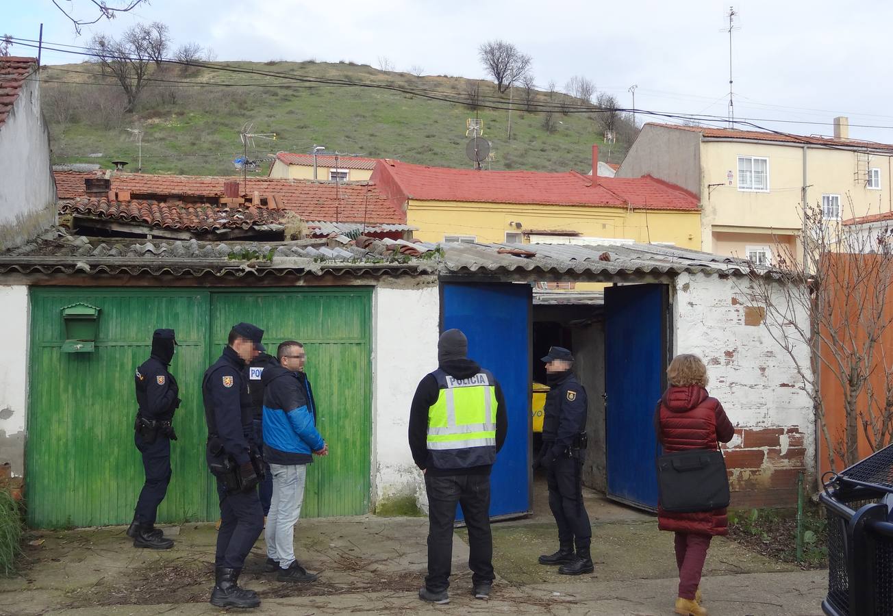 La labor conjunta de la Policía Nacional y la Guardia Civil ha llevado a los agentes a detener a seis sospechos y a relizar hasta cinco registros simultáneos tanto en la capital como en tres pueblos de la provincia