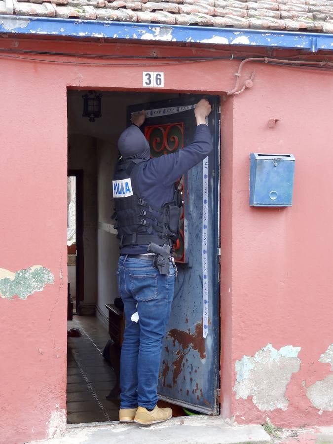 La labor conjunta de la Policía Nacional y la Guardia Civil ha llevado a los agentes a detener a seis sospechos y a relizar hasta cinco registros simultáneos tanto en la capital como en tres pueblos de la provincia
