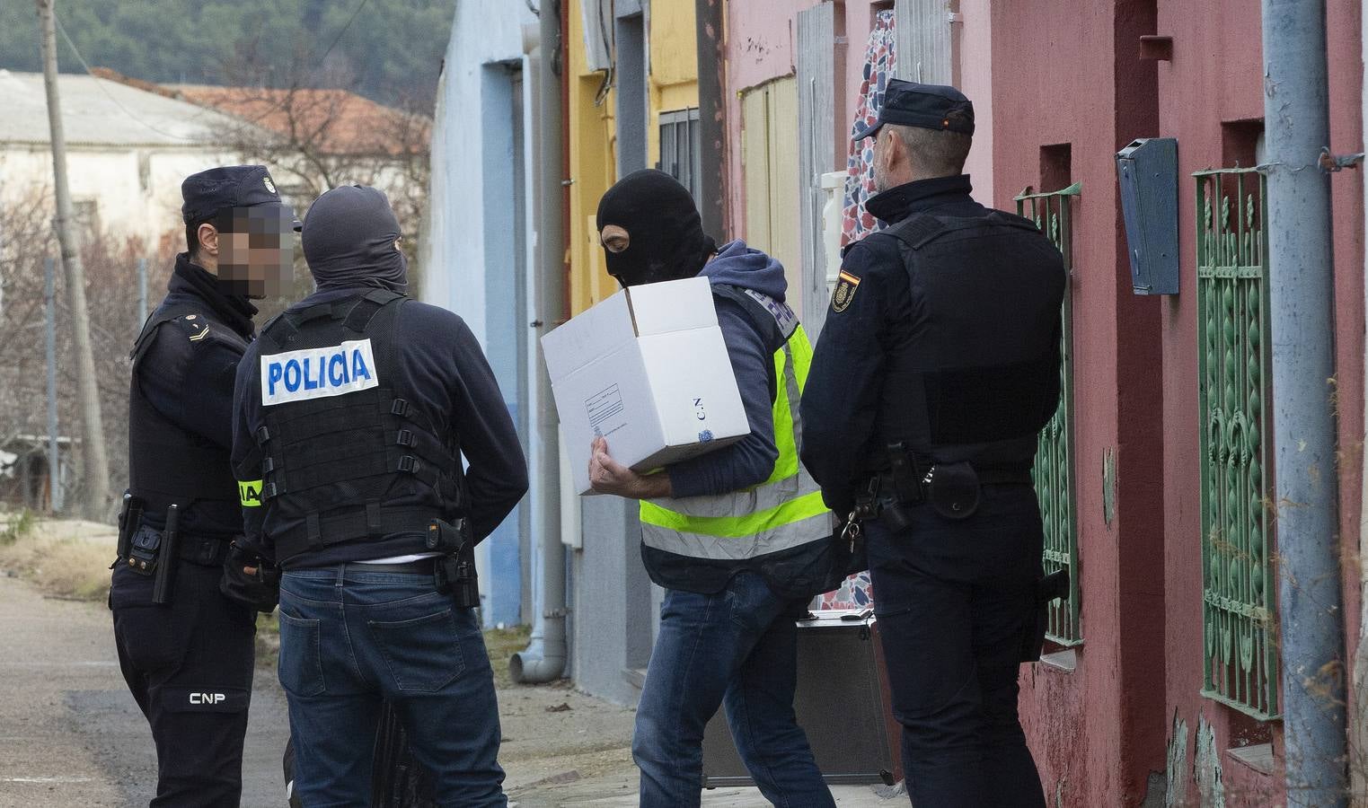 La labor conjunta de la Policía Nacional y la Guardia Civil ha llevado a los agentes a detener a seis sospechos y a relizar hasta cinco registros simultáneos tanto en la capital como en tres pueblos de la provincia