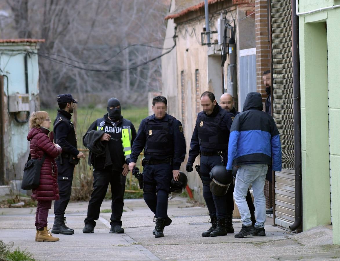 La labor conjunta de la Policía Nacional y la Guardia Civil ha llevado a los agentes a detener a seis sospechos y a relizar hasta cinco registros simultáneos tanto en la capital como en tres pueblos de la provincia