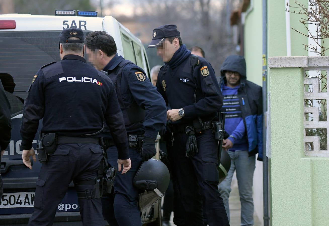 La labor conjunta de la Policía Nacional y la Guardia Civil ha llevado a los agentes a detener a seis sospechos y a relizar hasta cinco registros simultáneos tanto en la capital como en tres pueblos de la provincia