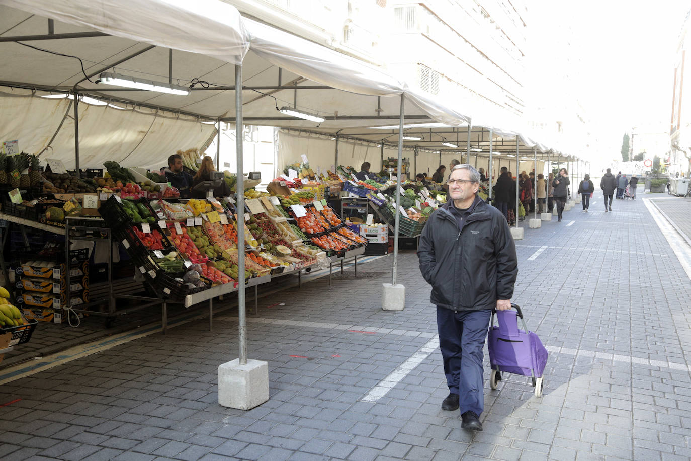 Los puestos del mercado de la Marquesina de la plaza de España se han trasladado hoy, y allí permanecerán durante las próximas cuatro semanas, a la calle Muro, donde se han habilitado carpas sobre el espacio de aparcamiento para vehículos más próximo a la plaza de Madrid.