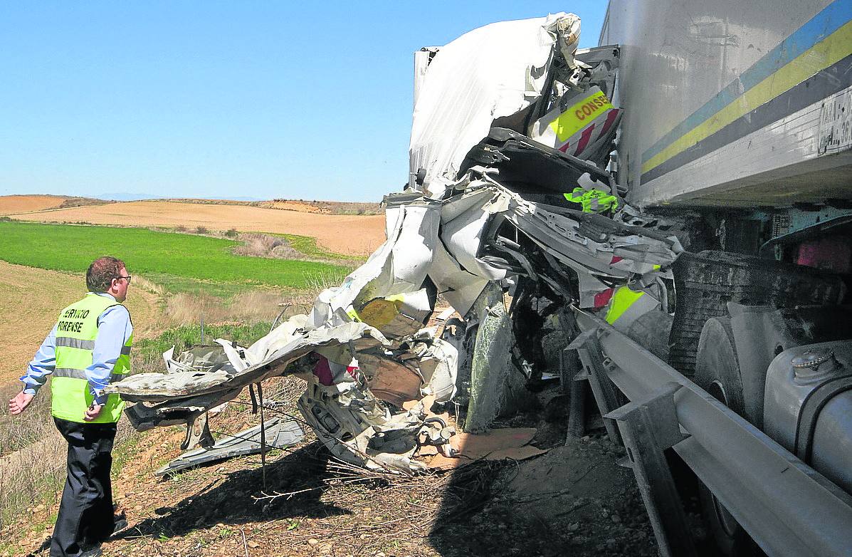 Amasijo de hierros en el que quedó la furgoneta tras ser arrollada por el camión. 