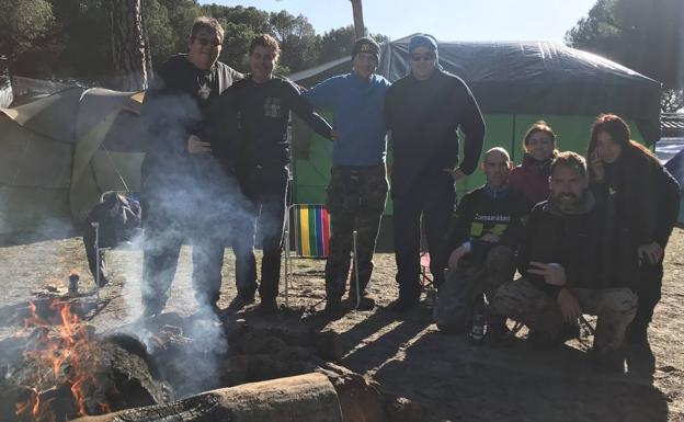 El sevillano Marcos Sillero García (2i) y sus amigos en la zona de acampada. 