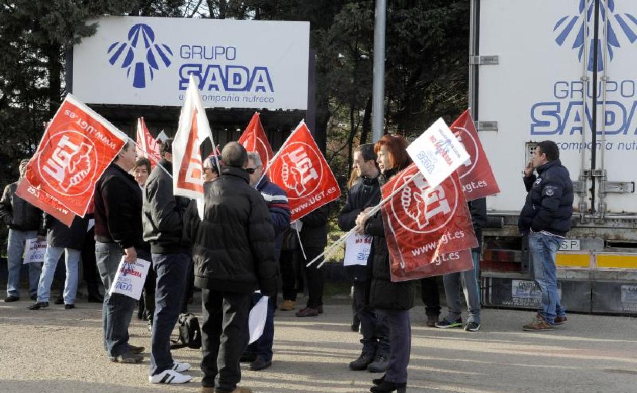 Concentración sindical contra el cierre del matadero de Sada, donde trabajaba también la cooperativa Servicarne. GABRIEL VILLAMIL