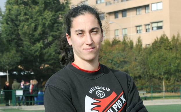 Cristina Franco, en los campos de los Cerros, antes de un encuentro de su equipo de fútbol, el San Pío X.