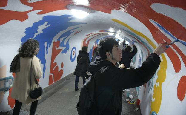 Alumnos de la Escuela de Artes pintaban ayer el túnel de Labradores en un taller tutorizado. :: 