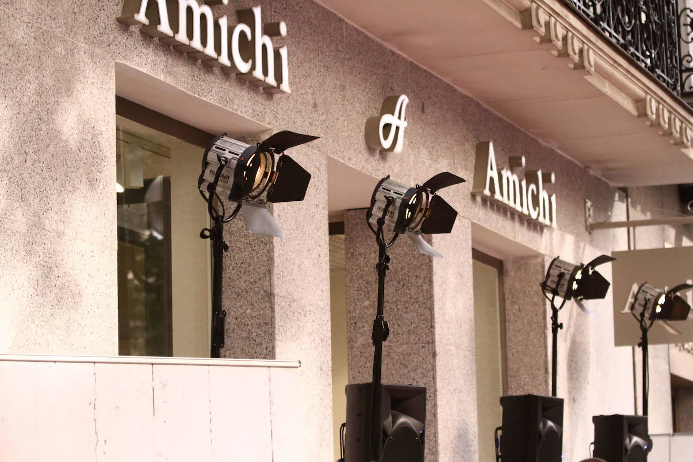 Fueron marcas famosas y punteras, pero no resistieron el paso del tiempo, al menos en España. En la foto, una tienda de la firma de moda AMICHI. 