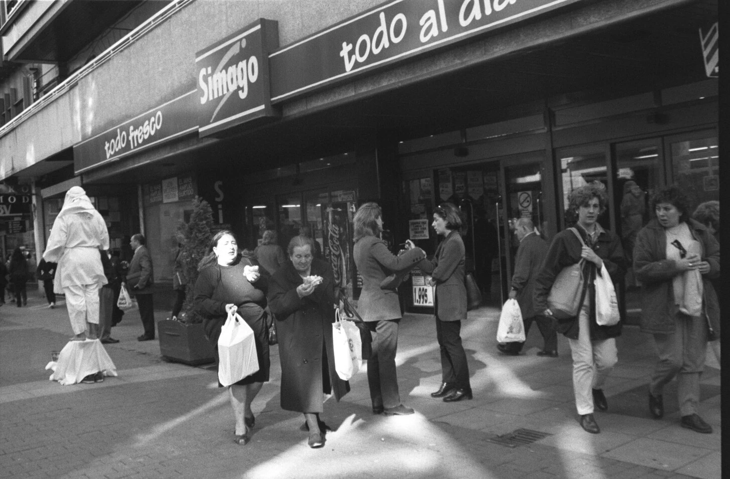 Se constituyó el 15 de febrero de 1960, con el objeto de explotar establecimientos de venta al público «al por menor y al por mayor de toda clase de mercancías, especialmente útiles y menaje de la casa, ferretería, droguería, perfumería, artículos de plástico, electricidad, radio, artículos de alimentación, regalo…». En Valladolid, el establecimiento estaba situado en la calle de Santiago, hoy en día ocupado por un Supermercado Carrefour Express.