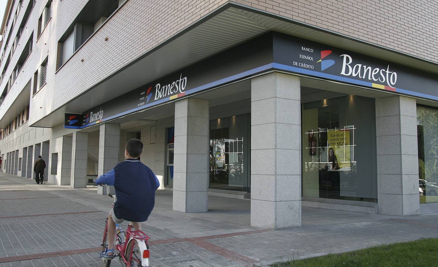 Fue un banco español fundado en 1902 en Madrid. Estuvo controlado en un 89,74% por el Banco Santander hasta la fusión por absorción realizada por la misma entidad el 3 de mayo de 2013. Como consecuencia, Banesto quedó extinto como entidad.