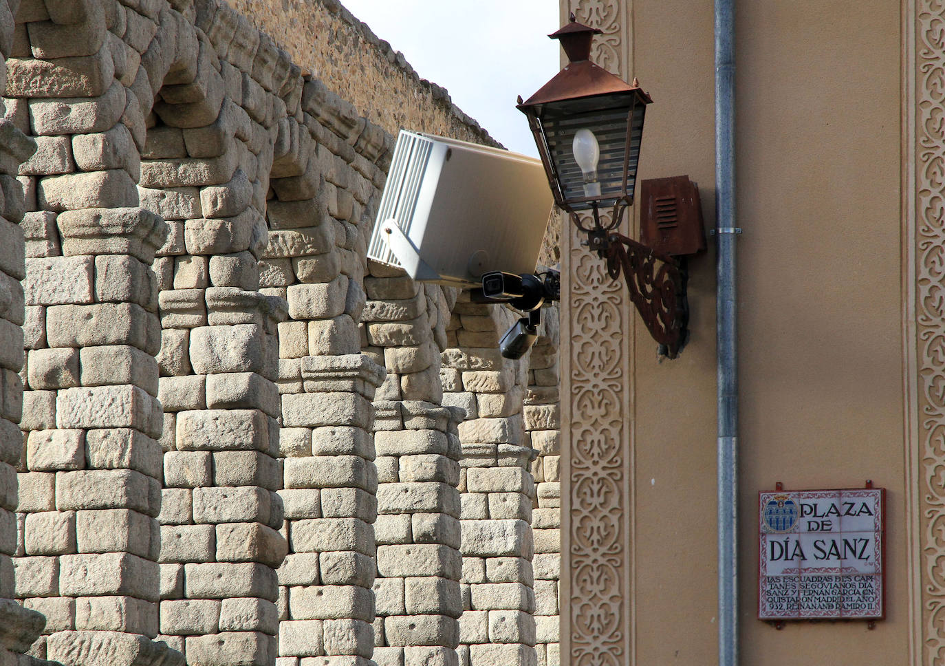 Cámaras de videovigilancia instaladas en la plaza de Día Sanz junto a uno de los focos que ilumina el Acueducto. 
