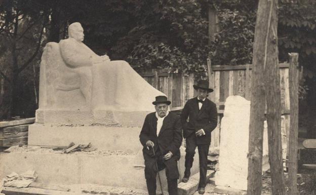 Galdós y Macho, junto a la estatua del escritor obra del escultor palentino.