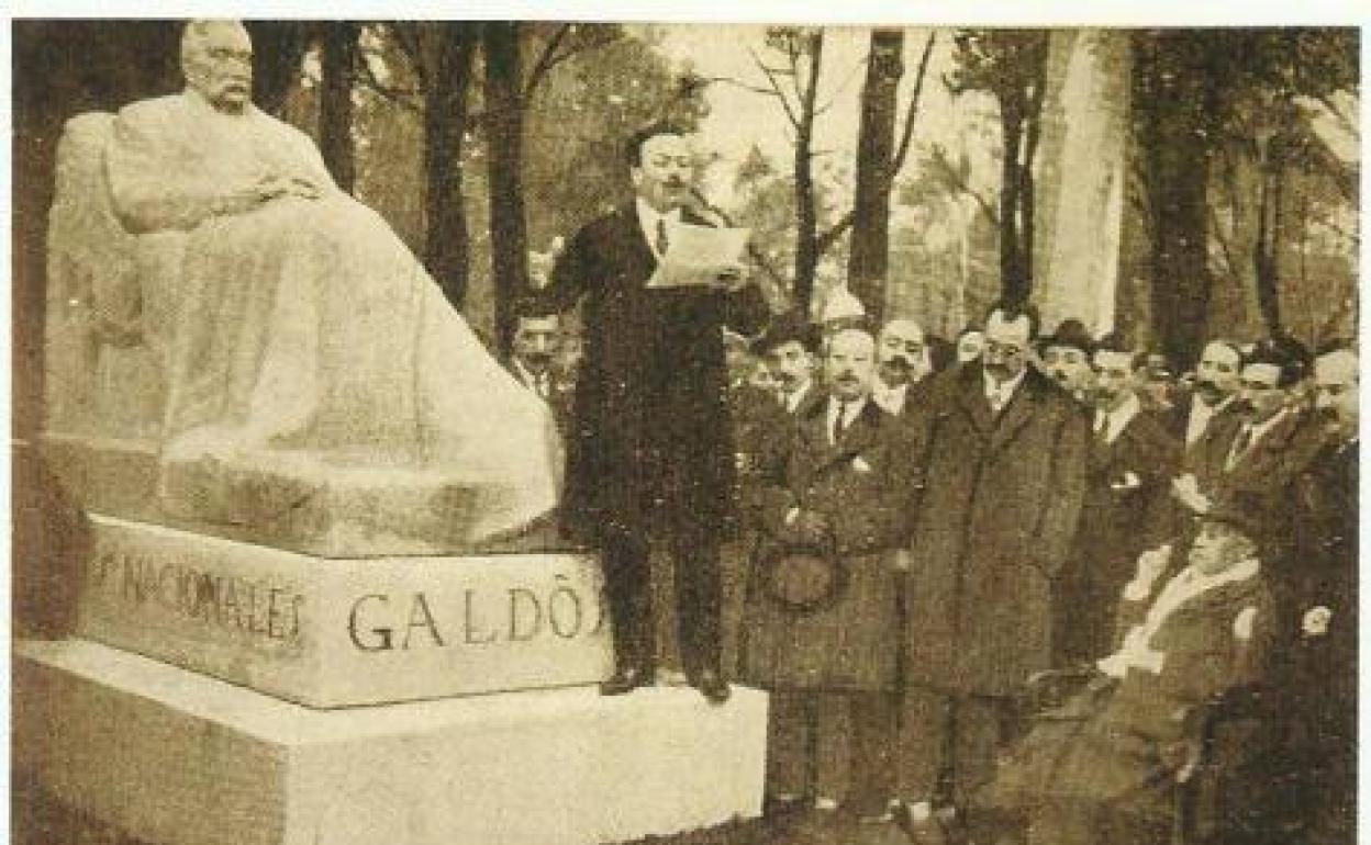 Inauguración en el parque madrileño del Retiro de la estatua obra del palentino Victorio Macho dedicada a Pérez Galdós.