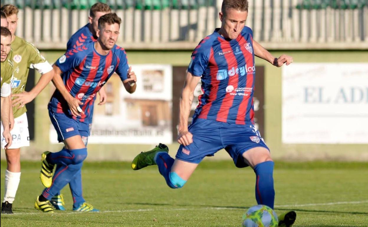 Asier lanza un penalti ante el Cristo Atlético. 