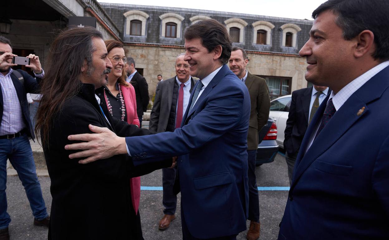 El presidente de la Junta de Castilla y León, Alfonso Fernández Mañueco (c), saluda al presidente de la Asociación Territorio Emprendimiento, Francisco Martín (i), antes de intervenir en la conferrencia de hoy en el Parador Nacional de Gredos de Ávila.