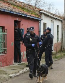 Imagen secundaria 2 - Arriba, el detenido (de espaldas y con cazadora azul) en la vivienda de la calle Niño Jesús (Barrio Belén); abajo, a la izquierda, registro de la Guardia Civil en una casa de Esguevillas y, abajo, a la derecha, uno de los perros utilizados en el registro de la calle Panera. 