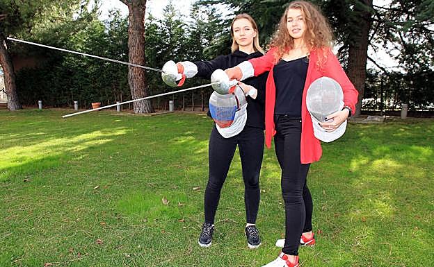 Anastasia Shorokhova, izquierda, y Alexandra Afanasjeva, posan con su equipo. 