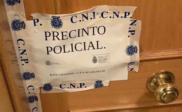 Puerta precintada en la vivienda de Pedro Luis Gallego. 