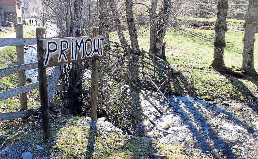 Caretl de madera que indica el inicio de la villa abandonada de Primout sobre el río del mismo nombre. 