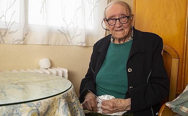 Saturnina Díez, con su labor, en la casa de La Rondilla donde pasa el invierno. 