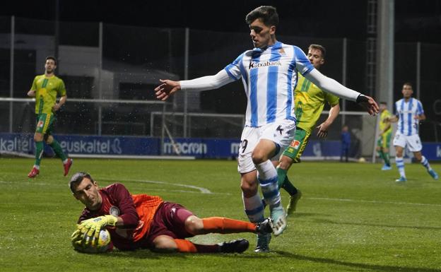 Mario Fernández atrapa un balón. 