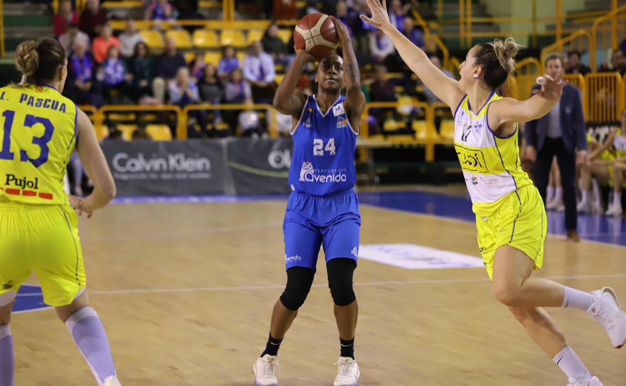 Loyd se dispone a lanzar un triple ante el Cadí. 