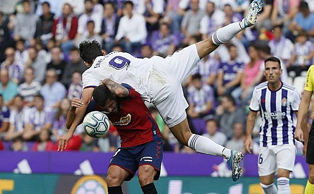 Ünal cae sobre la espalda de Fran Mérida en una disputa durante el partido de la primera vuelta. 