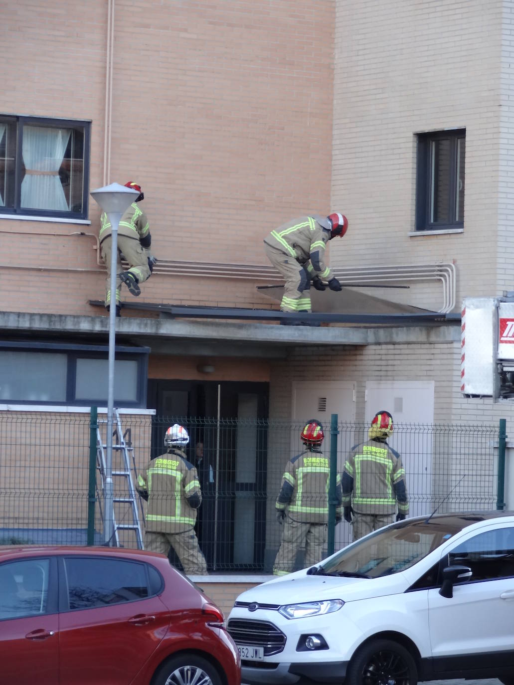 Los bomberos actúan en múltiples puntos de Valladolid por los efectos del viento. 