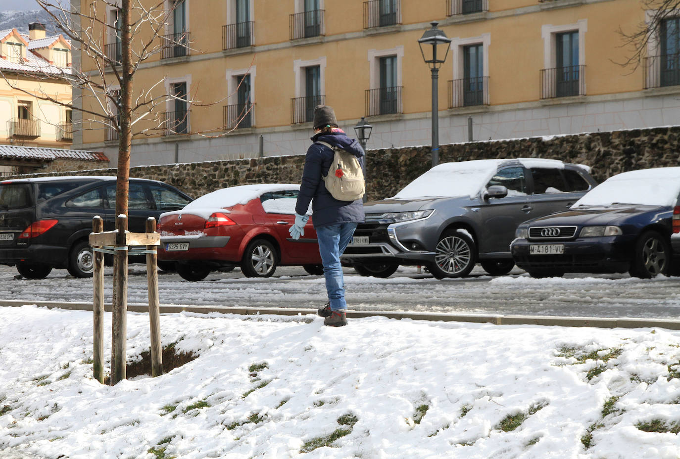 La nieve afecta a las poblaciones y carreteras de montaña.