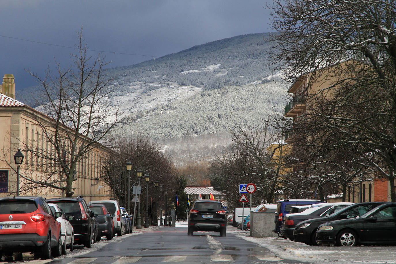 La nieve afecta a las poblaciones y carreteras de montaña.