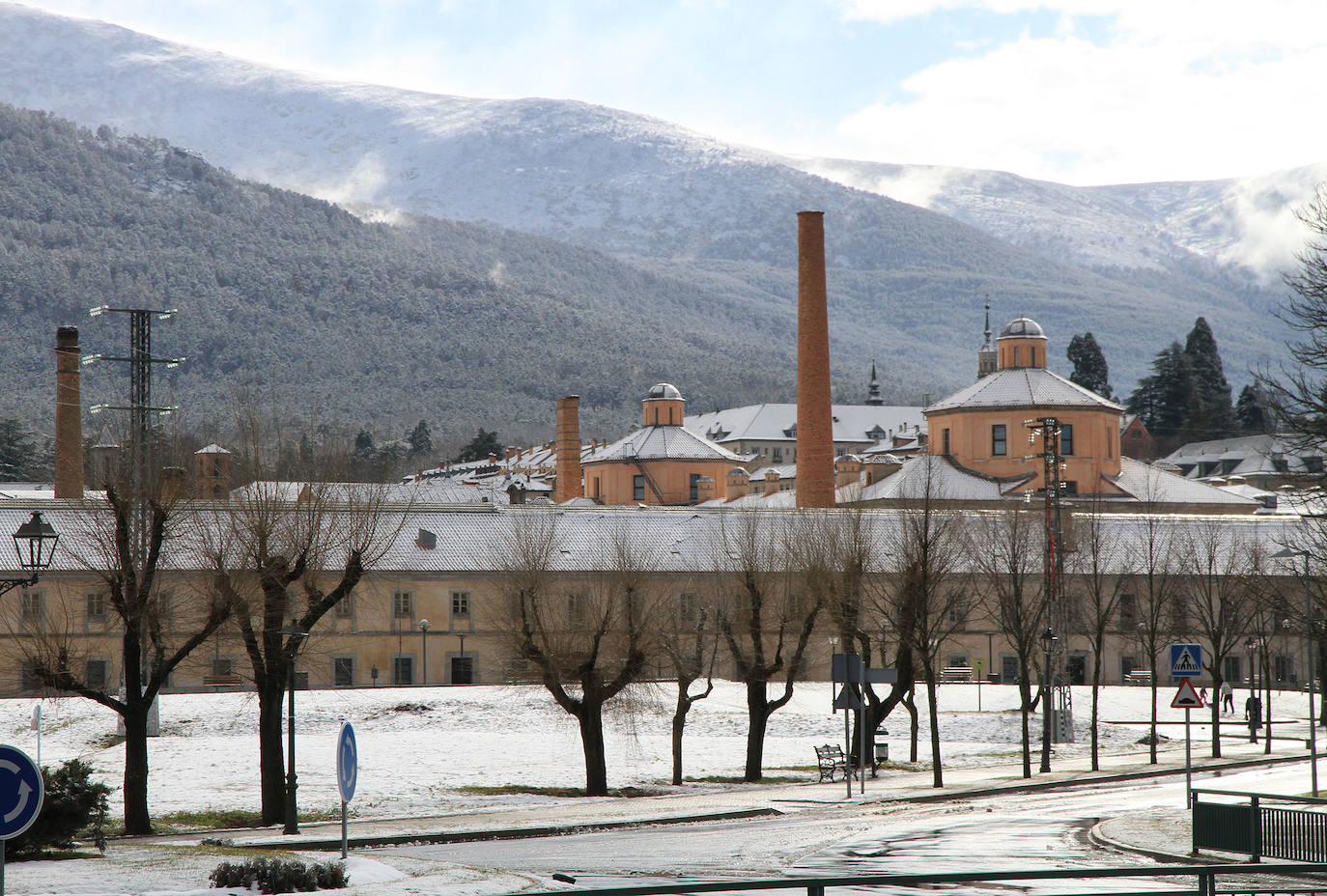 La nieve afecta a las poblaciones y carreteras de montaña.