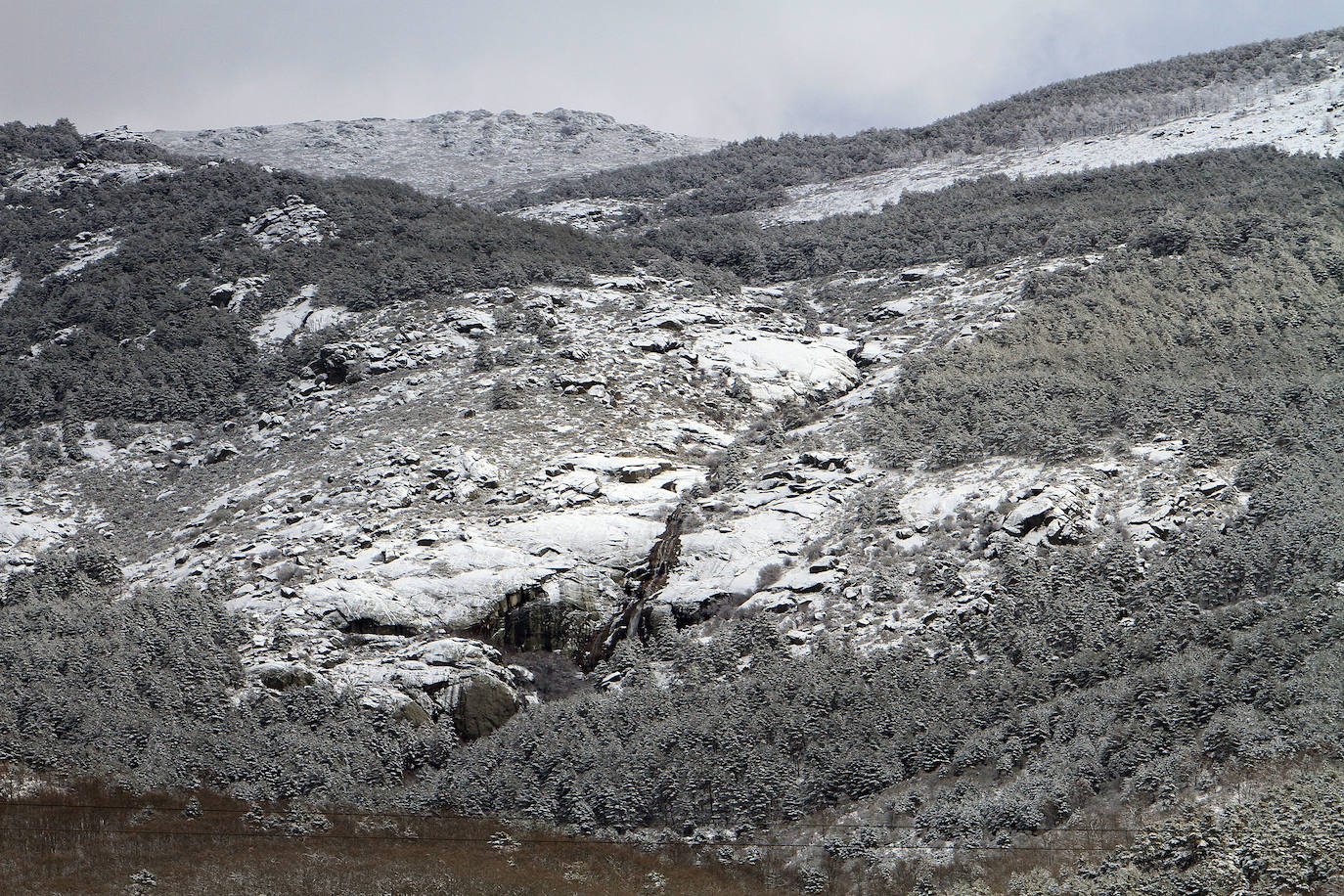 La nieve afecta a las poblaciones y carreteras de montaña.