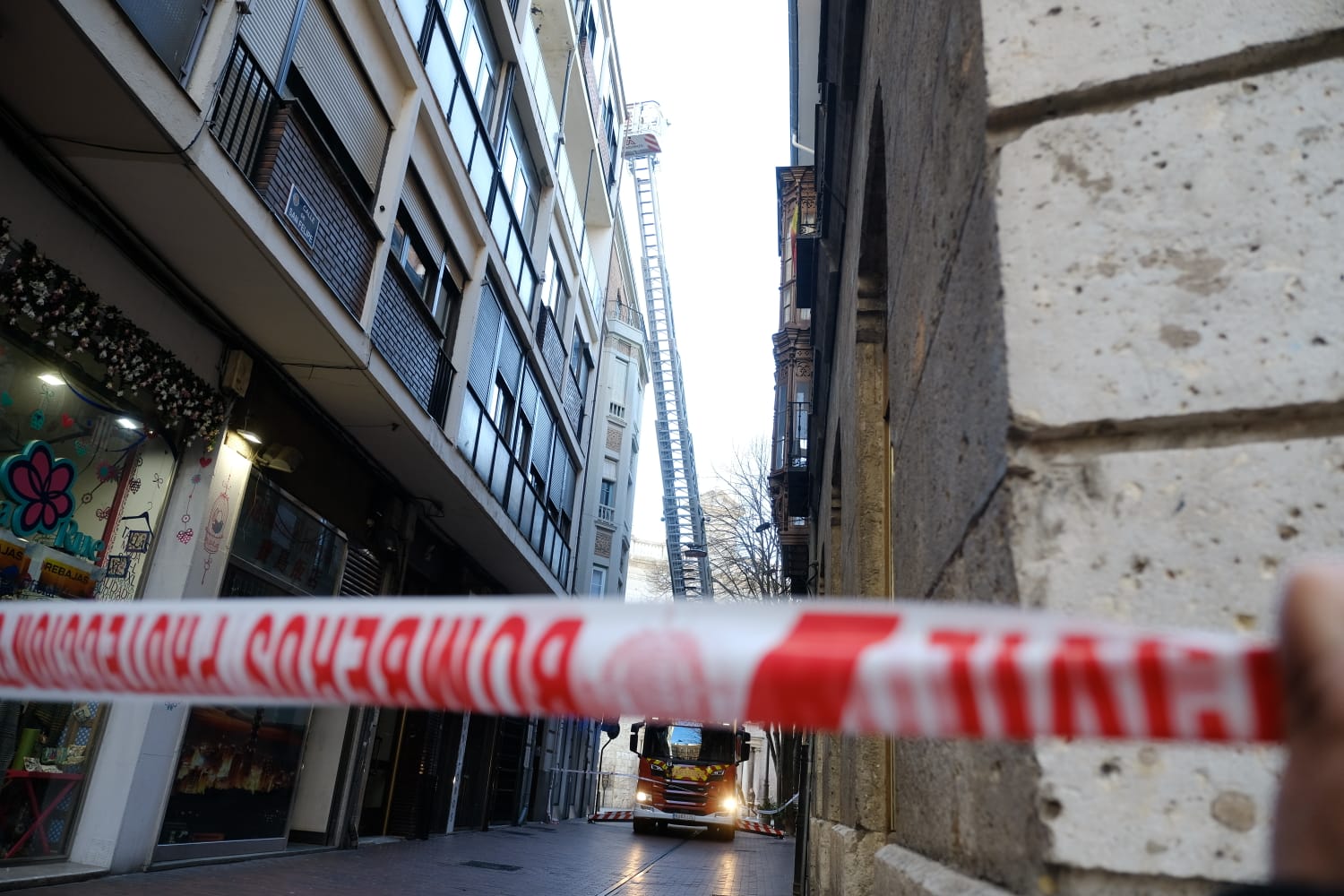 Los bomberos actúan en múltiples puntos de Valladolid por los efectos del viento. 