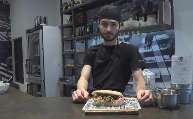 Rubén Uruñuela posa con el bocadillo ganador en 'La Jamada'.