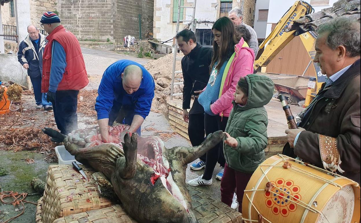 Dos niñas siguen muy atentas todo el proceso en Las Casas del Conde, donde no faltó un tamborilero.