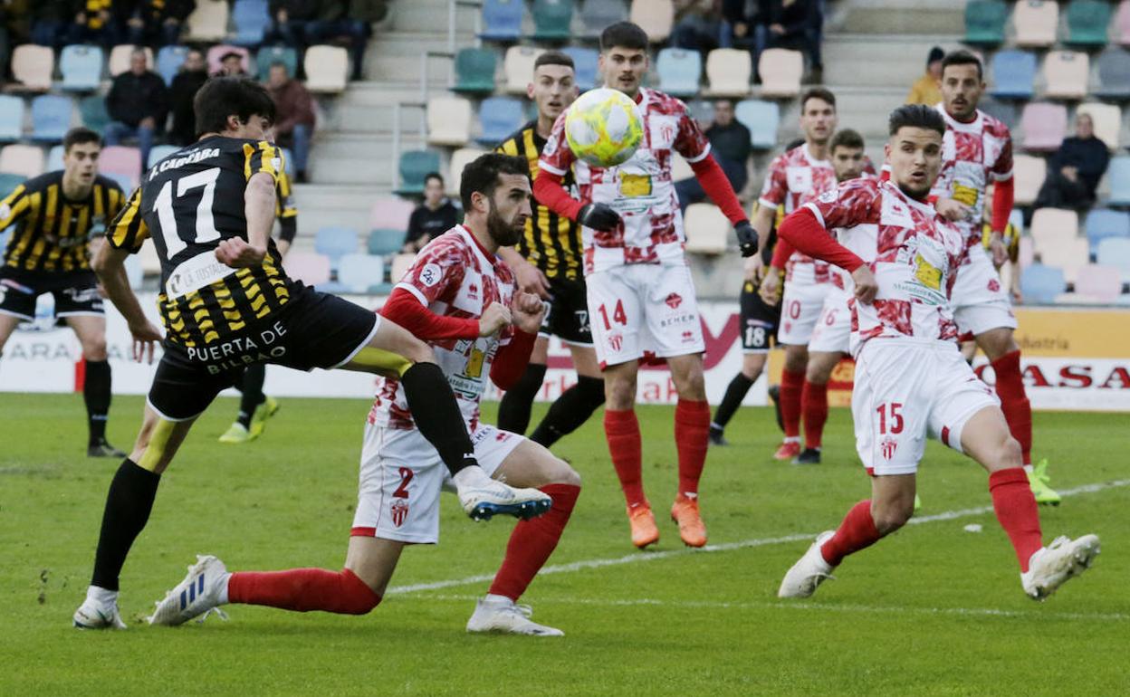 Acción defensiva del CDGuijuelo en Lasesarre ante el Barakaldo con Iván Pérez (2) en primer término. 