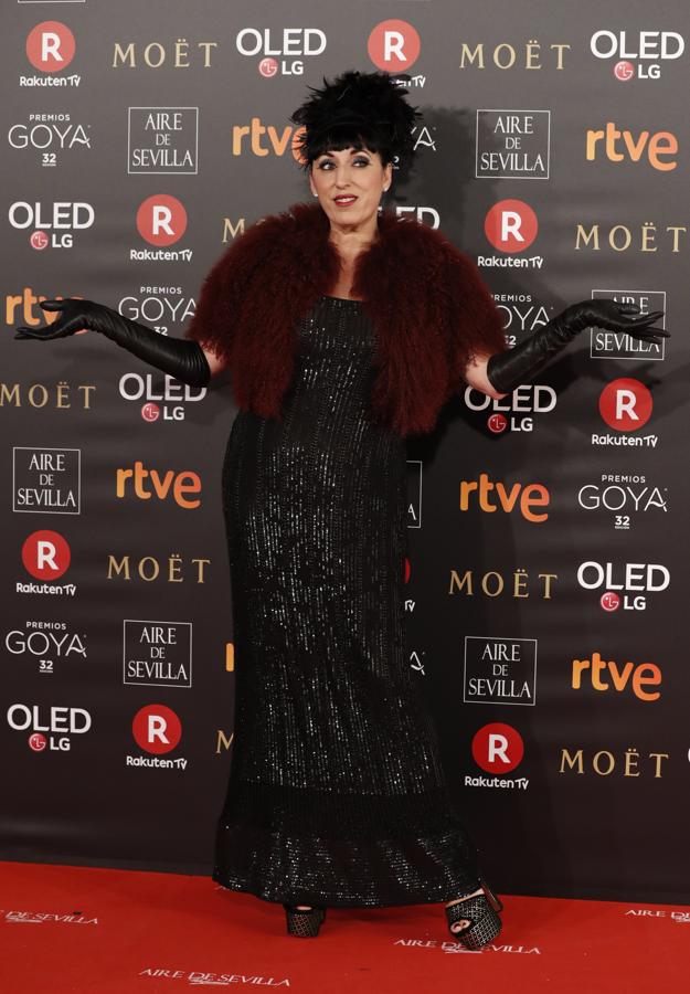 El look de Rossy de Palma fue otro de los que pecó de barroco. Lentejuelas, guantes, estola de pelo, tocado con plumas, guantes, zapatos con plataforma... ¡nada encajaba!