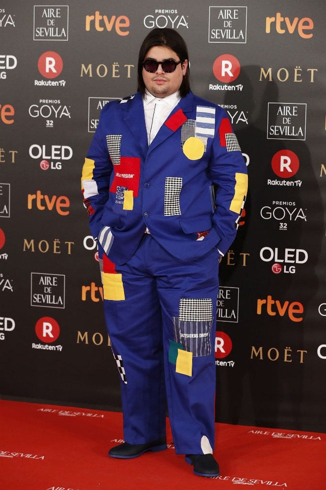 Lo del traje de retales multicolor de Brays Efe para los Goya 2018 es complicado de digerir. Moderno y rompedor, sí, pero muy pocos entendieron la propuesta del actor de Paquita Salas para una alfombra roja. La firmó Outsiders Division, una marca joven y española.