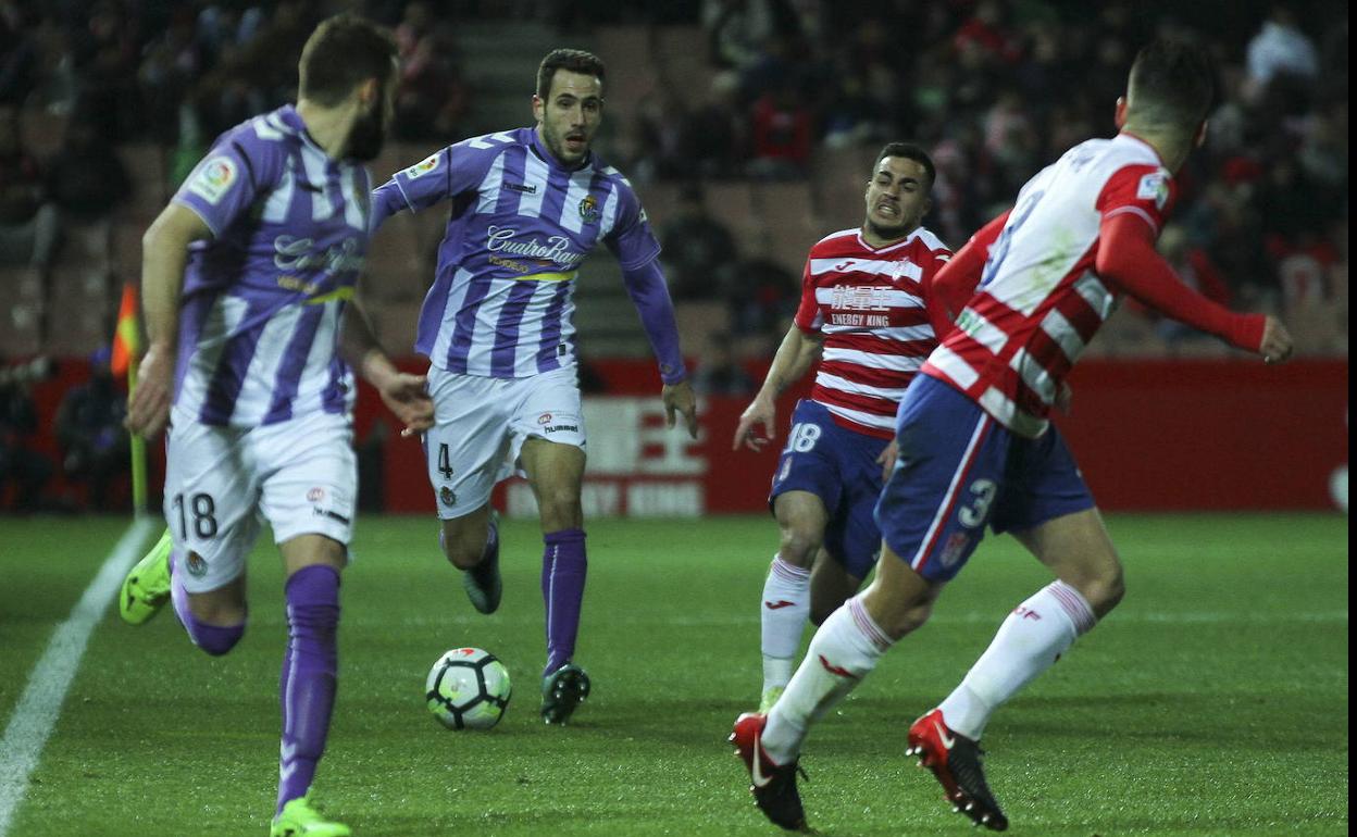 Kiko Olivas conduce la pelota en Granada en febrero de 2018, la última vez que el Real Valladolid jugó enl a ciudad nazarí. 