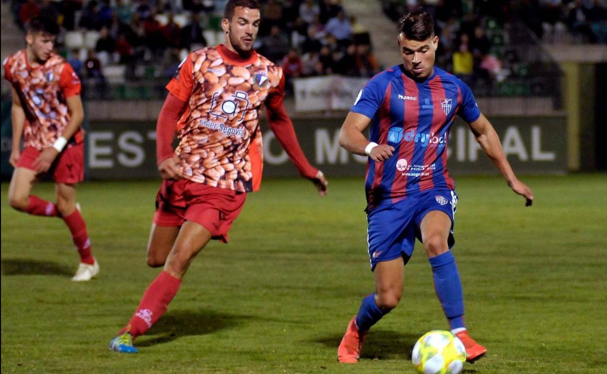 Sales controla el balón en el partido ante La Granja. 